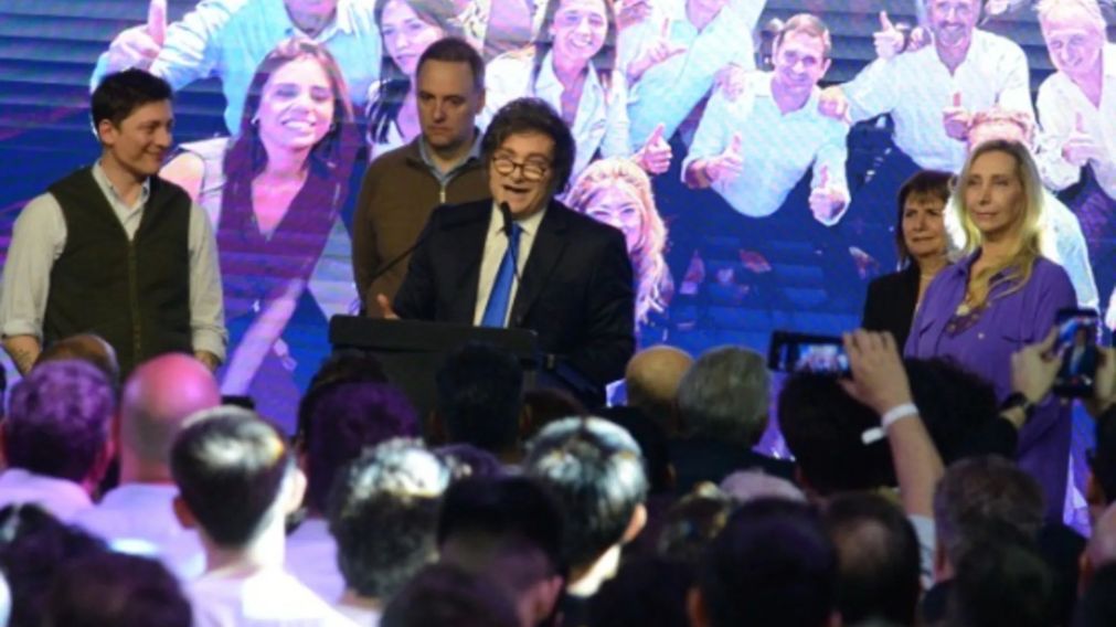 Javier Milei dio su discurso del triunfo electoral junto a Santiago Caputo, Adorni, Bullrich y Karina Milei. (Foto: Crónica /Hernán Nersesian)