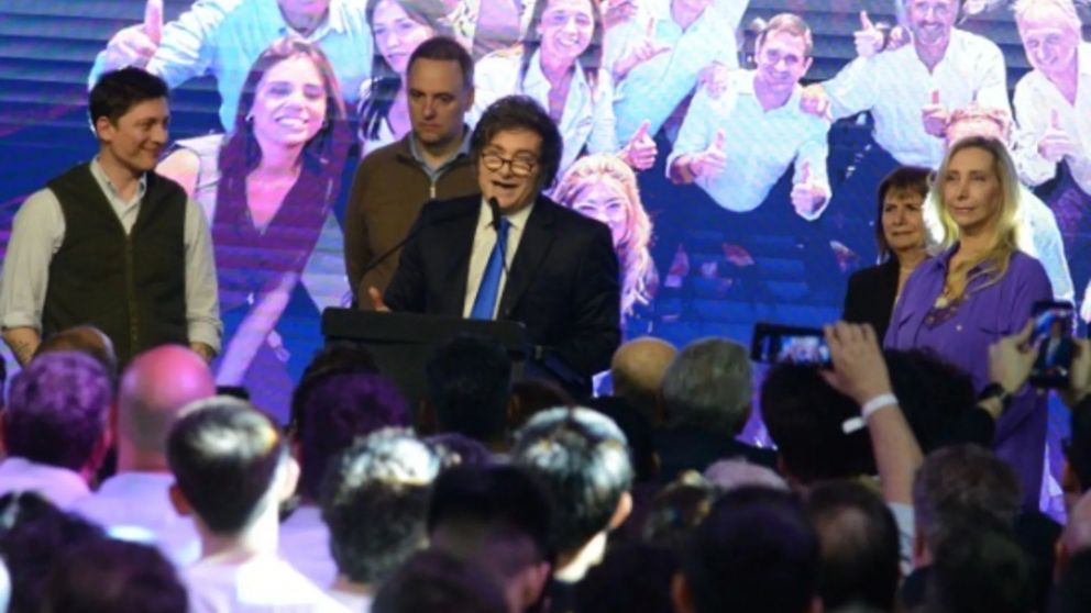 La Libertad Avanza prepara su desembarco en el Congreso: Milei recibe a los diputados y senadores electos.