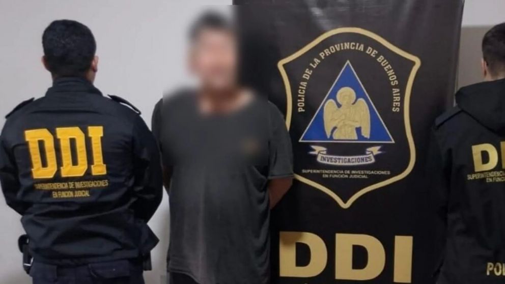 Este es el sospechoso que resultó aprehendido por los investigadores policiales.