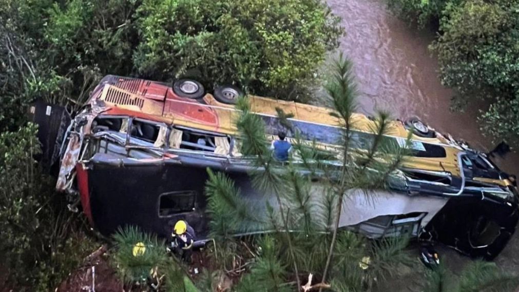 Cuatro de los 14 pasajeros internados tras el accidente del micro en Misiones permanecen en terapia intensiva (Imagen gentileza Misiones Online).