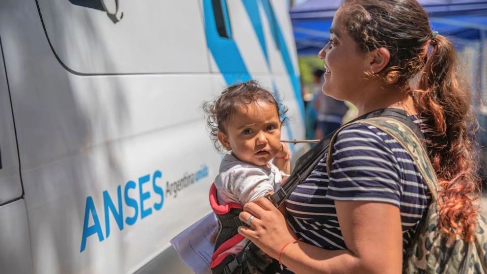En noviembre 2025, los pagos de la AUH de ANSES tendrán un nuevo aumento para las familias beneficiarias (Imagen ilustrativa).