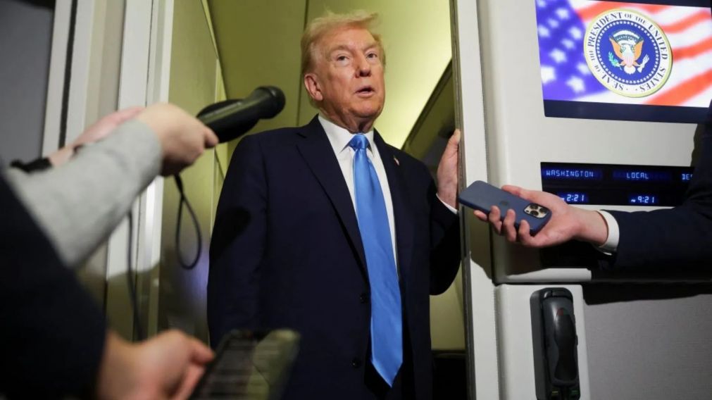 Donald Trump habló con periodistas en el avión Air Force One, poco antes de arribar a Japón en el marco de una visita oficial (Gentileza CNN en Español).