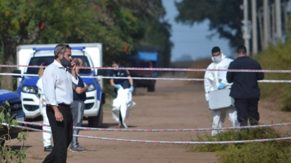 Las autoridades se hicieron presentes en el escenario del asesinato. (Gentileza: Diario Democracia).