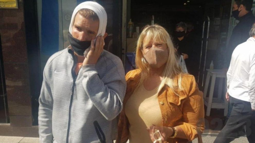 La víctima al salir del hospital junto a su mamá