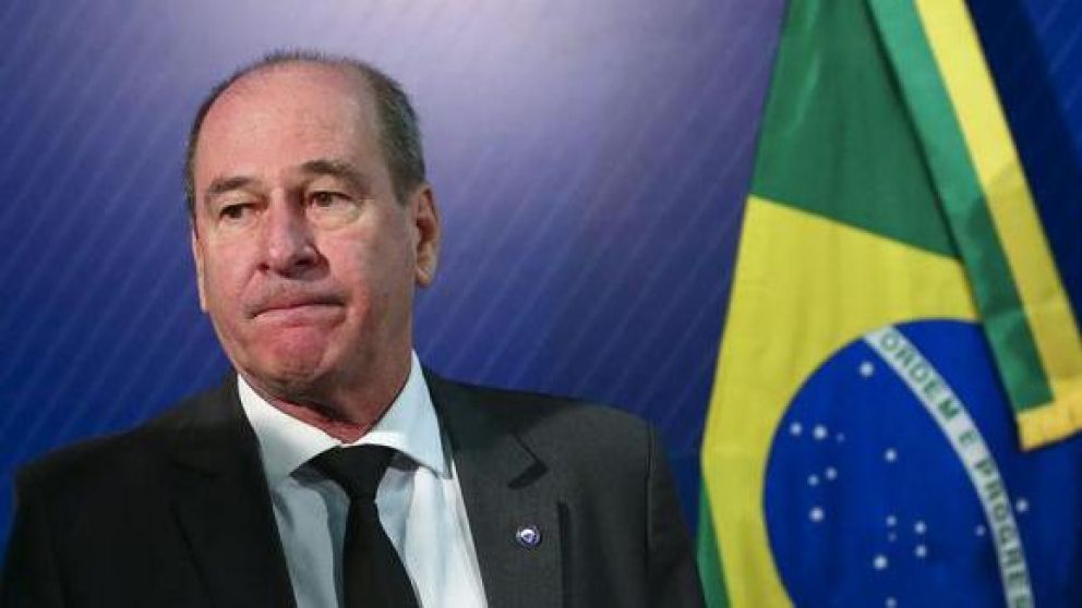 Renunció el ministro de Defensa de Bolsonaro.