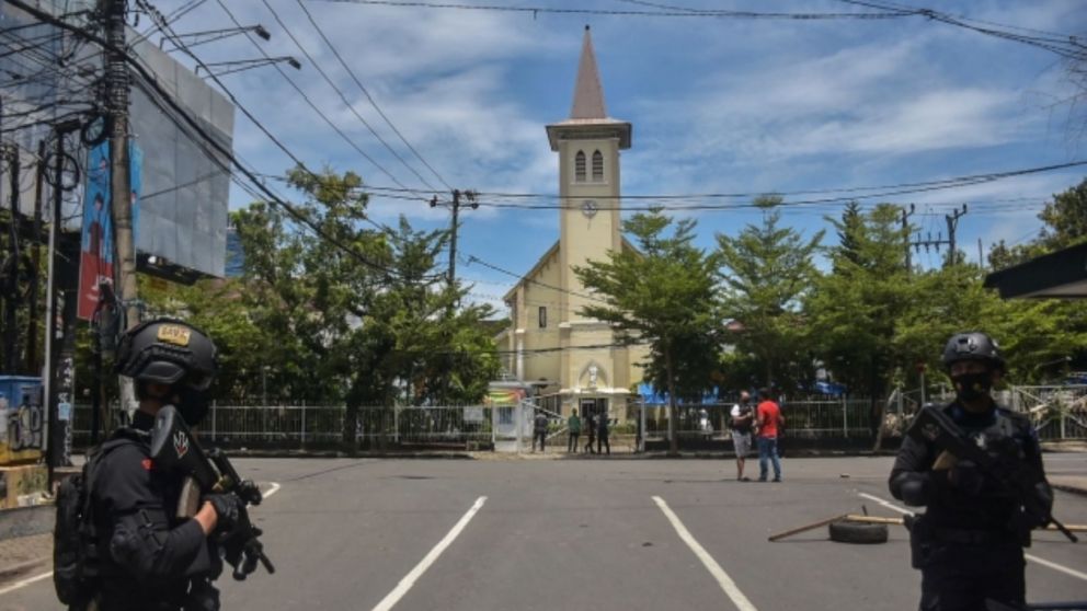 Atentado terrorista contra una catedral en Indonesia. (Gentileza AFP)