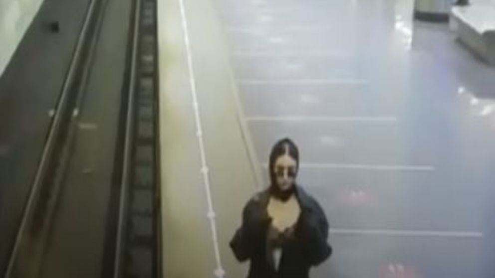 Misteriosa mujer causó revuelo en una estación de tren.