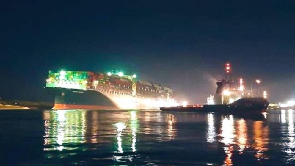 Más de diez remolcadores trabajan para reflotar el carguero encallado.