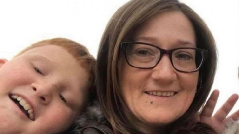 Zander, el chico al que le hicieron bullying, junto a su madre.