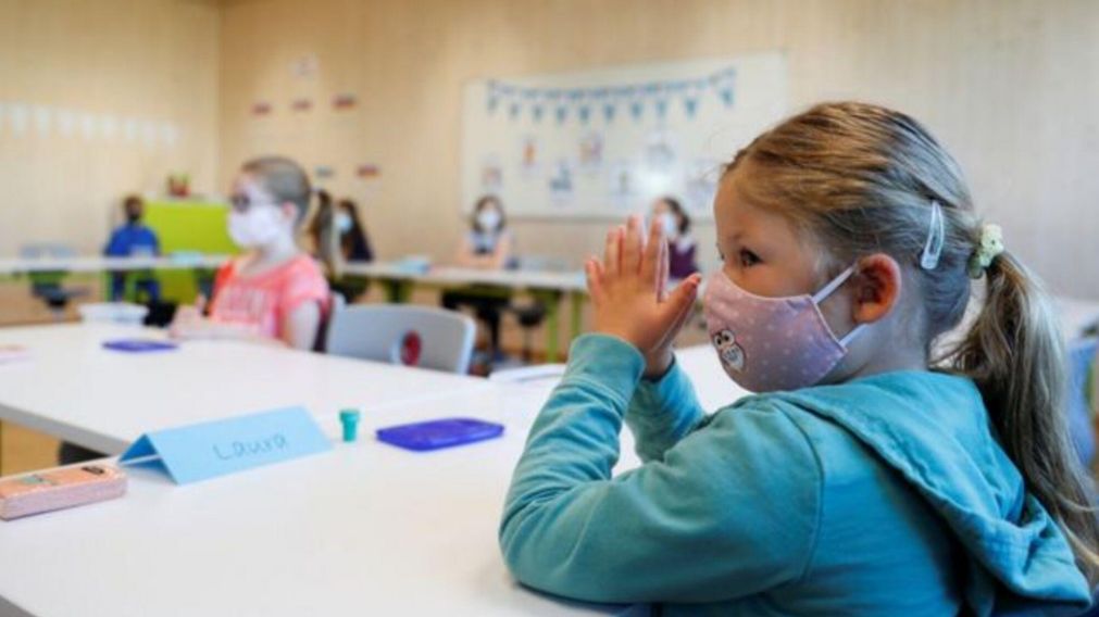 Denuncian a padre negacionista que quería que sus hijas no llevaran mascarilla al colegio (Imagen Ilustrativa).
