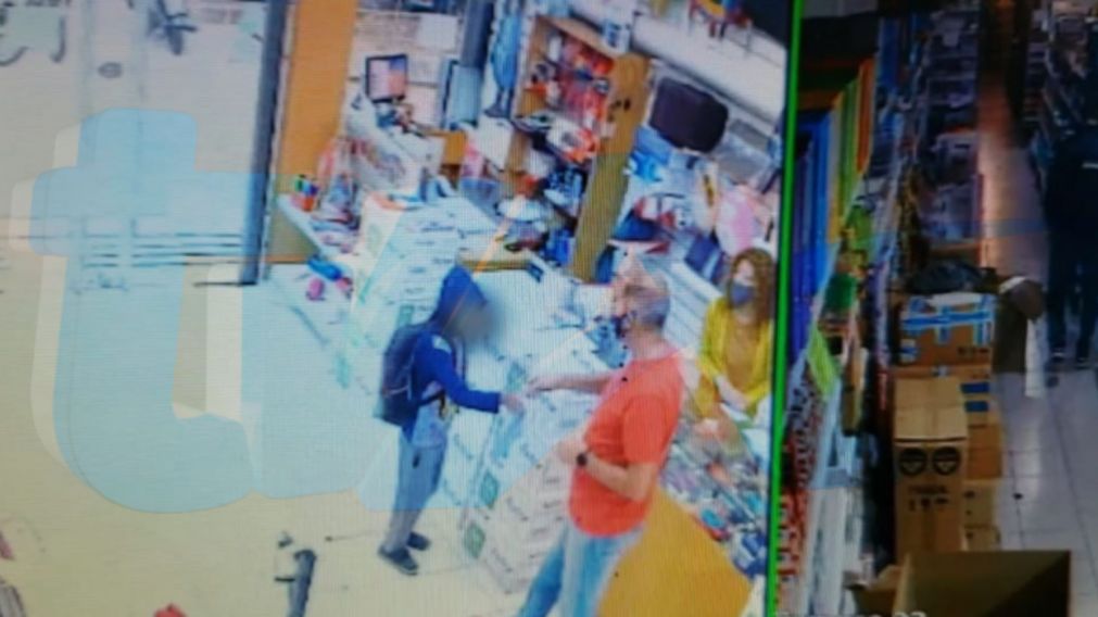 El niño, junto al comerciante que le regaló los útiles (Gentileza Sitio Andino).