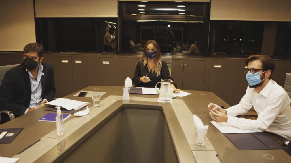 Malena Galmarini mantuvo una reunión de trabajo con Carlos Bianco y Agustín Simone, entre otros.