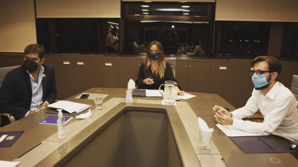 Malena Galmarini mantuvo una reunión de trabajo con Carlos Bianco y Agustín Simone, entre otros.