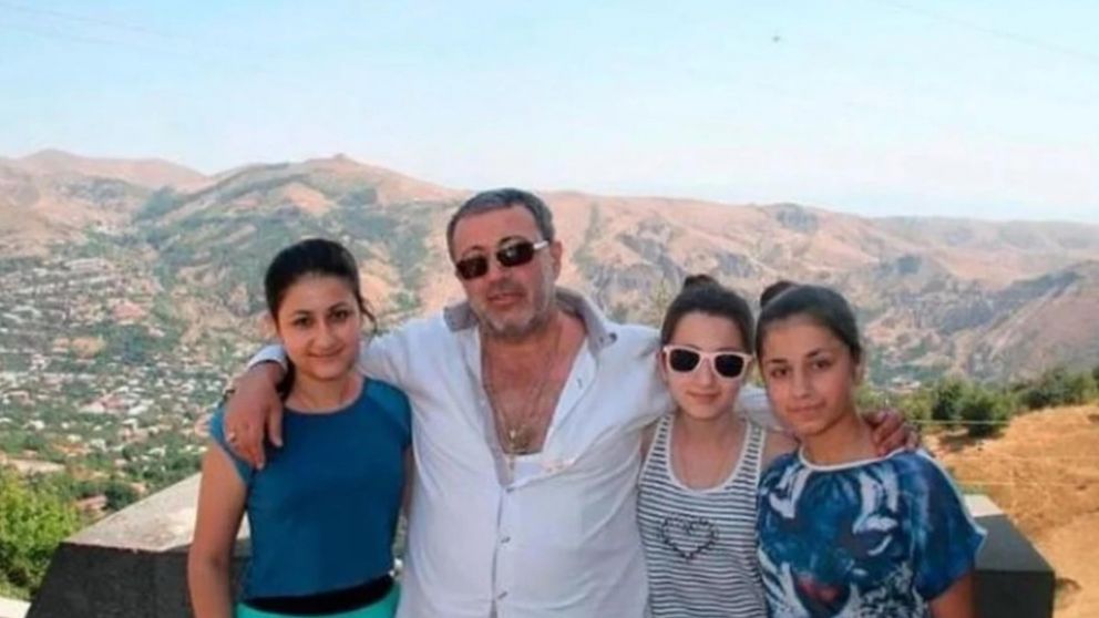 Las hermanas rusas y su padre, quien las sometió a años de abusos y torturas.