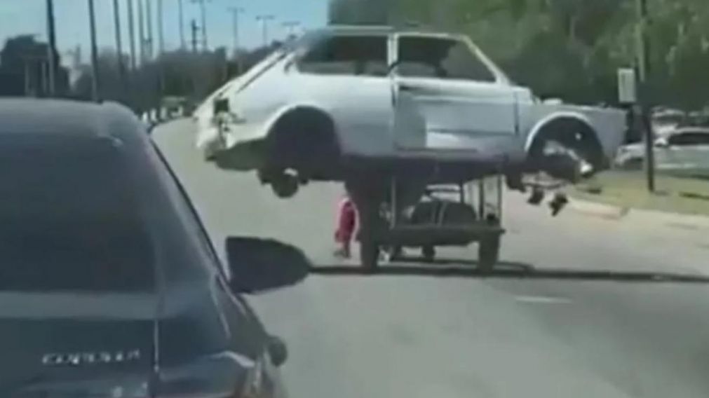 El chatarrero cargando el auto en su carro (Captura de video).