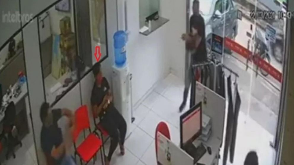 Así mujer escapó de una balacera entre ladrón y un cliente armado