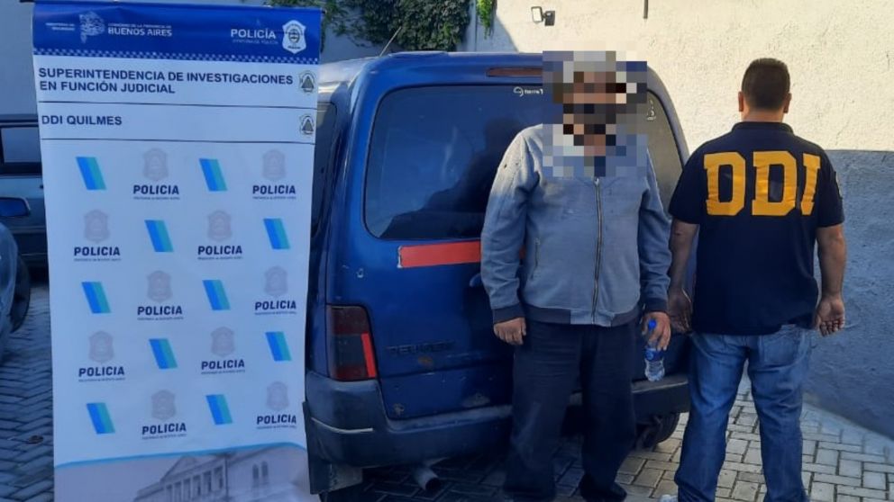 El mayor de los detenidos y la camioneta que fue incautada en los distintos allanamientos.