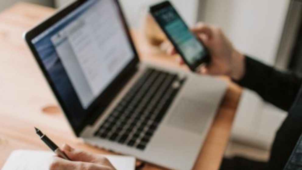 Un profesor vendía respuestas de exámenes a sus alumnos por WhatsApp