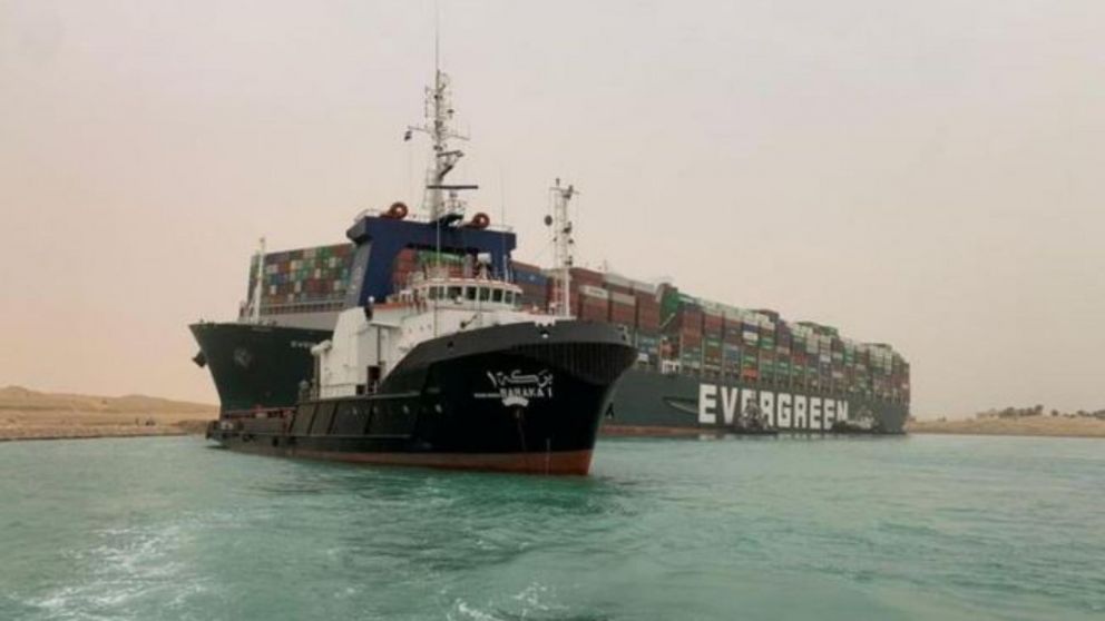 El buque bloque la navegación de 9.600 millones de dólares diarios en productos (Reuters)