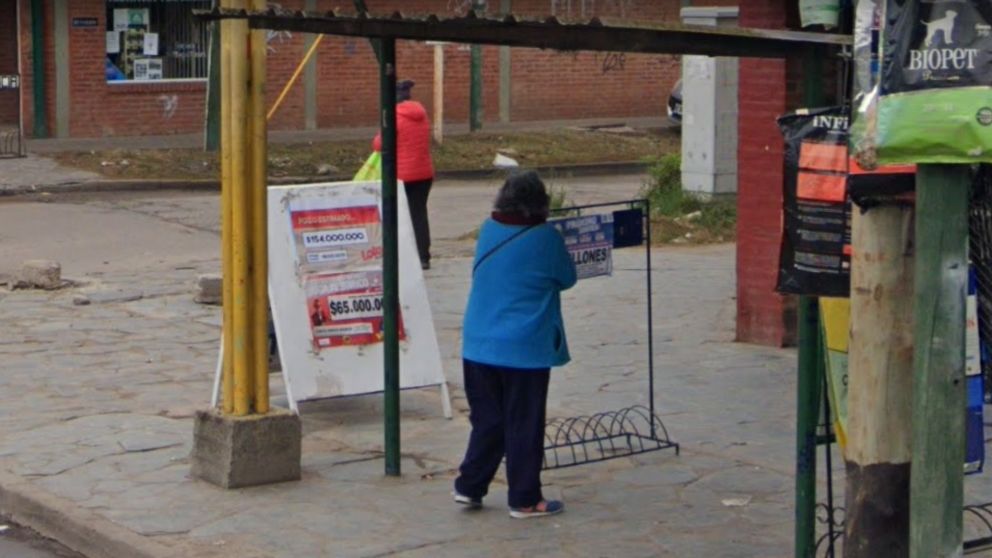 El hecho se produjo en esta parada de colectivos ubicada en El Jagüel.