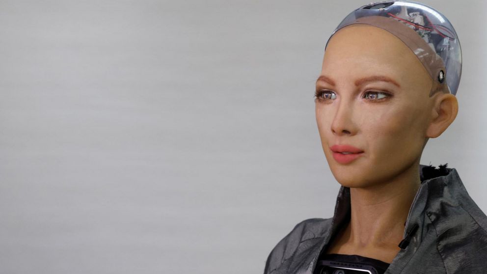 Sophia vendió primera obra de arte digital por 688,888 dólares.