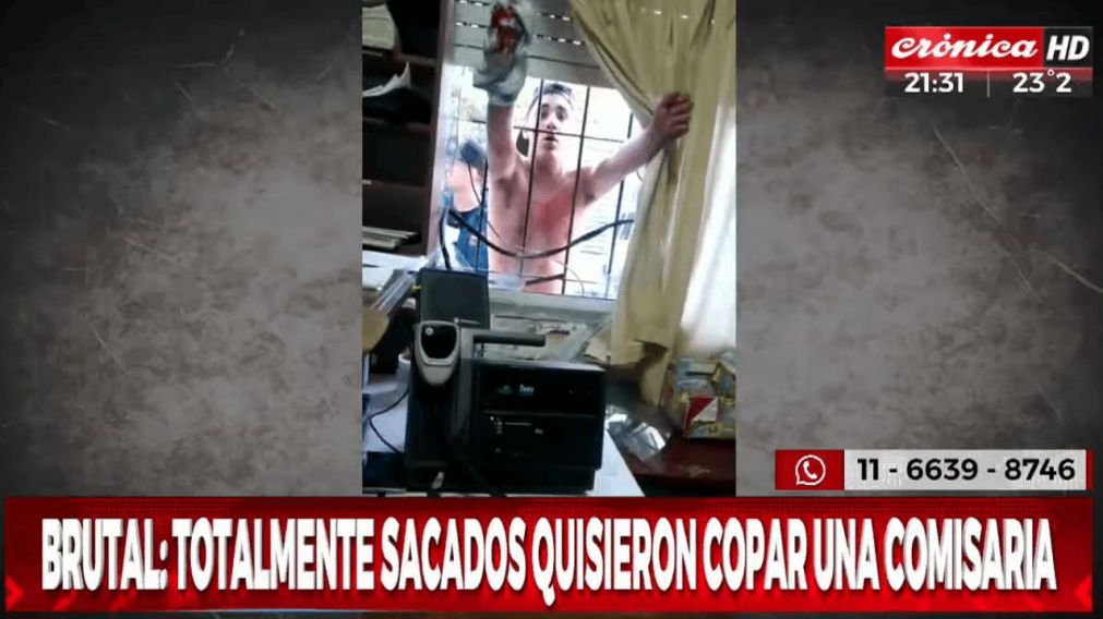 Uno de los violentos amedrentando a los policías (Crónica HD).
