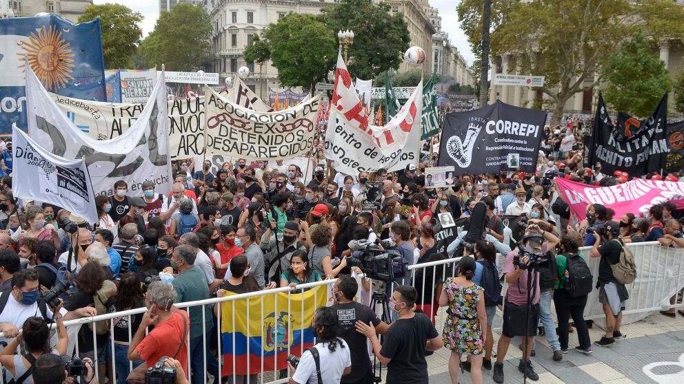 Masiva concentración en Plaza de Mayo a 45 años del golpe de estado. (Peréz Re-Crónica)