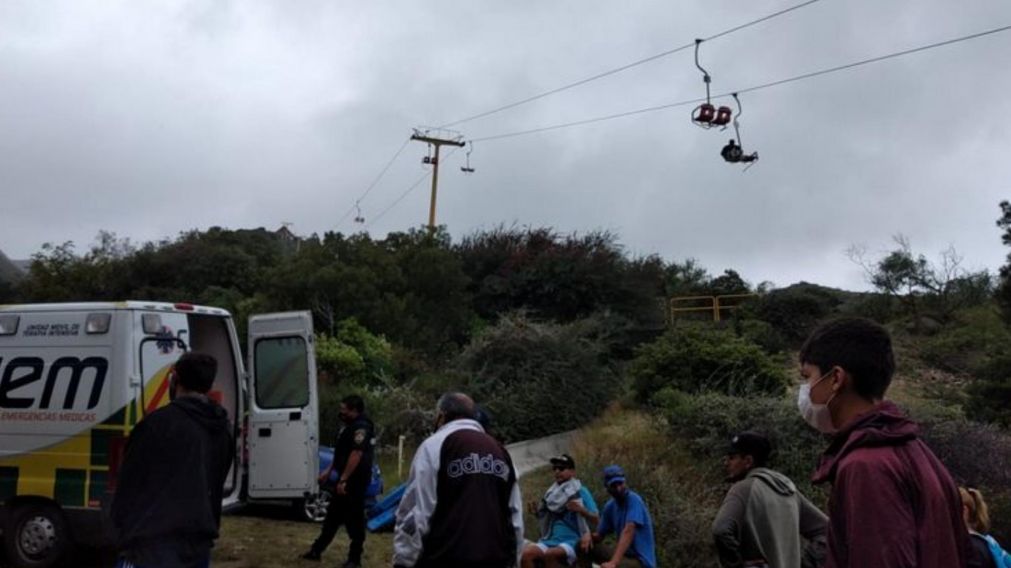 Los dos turistas fueron derivados a un centro de salud tras el accidente (Cadena 3)