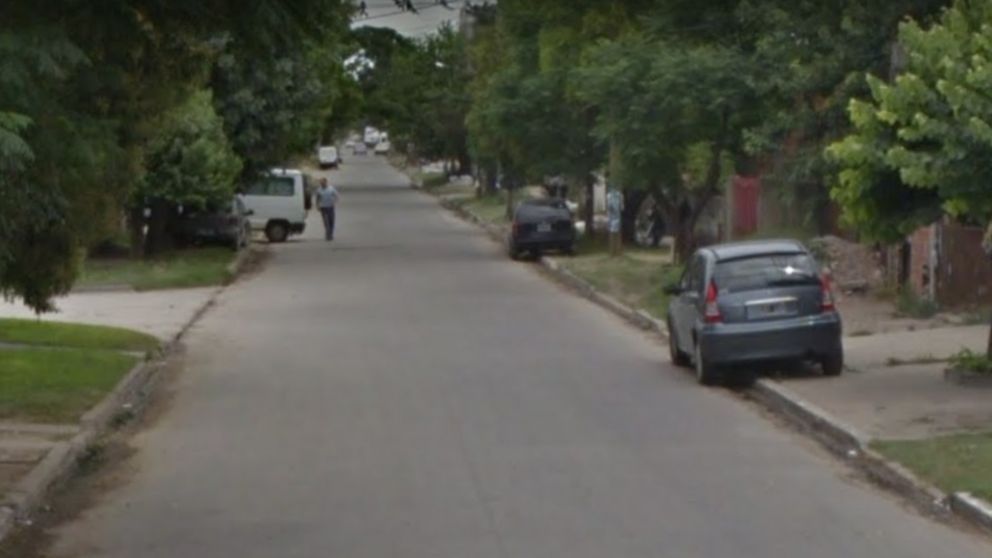 La camioneta en la que se movilizaban los marginales apareció chocada en este vecindario.