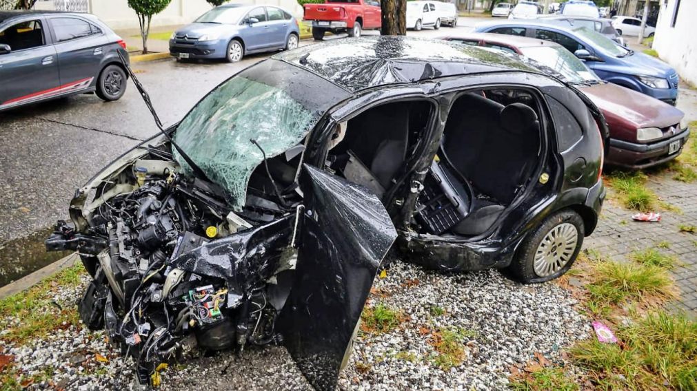 Así quedó el auto en el que viajaban las dos víctimas fatales