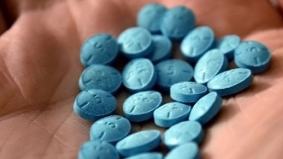 A los jóvenes detenidos les incautaron en su poder varias pastillas de éxtasis.