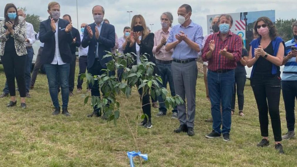 Dulce Granados "plant� memoria" en Ezeiza.