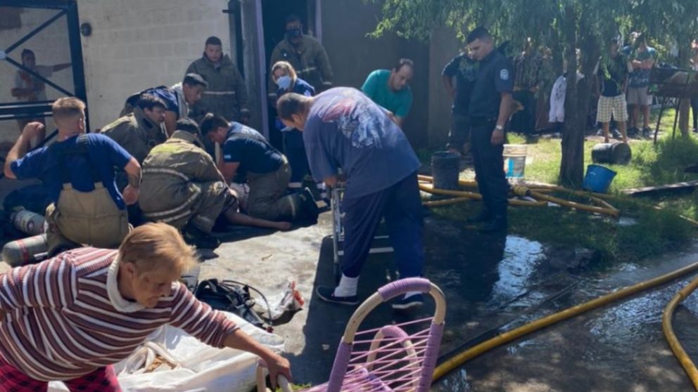Bomberos voluntarios y efectivos policiales socorrieron a las víctimas del incendio en Benavídez.
