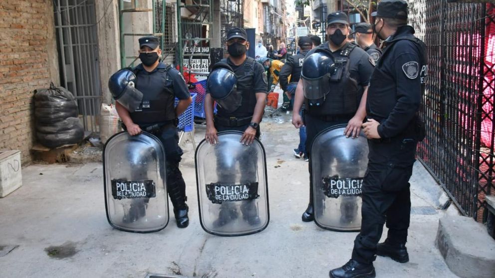 Detienen a la esposa y a un hijo del "Loco César" en el Barrio 31.