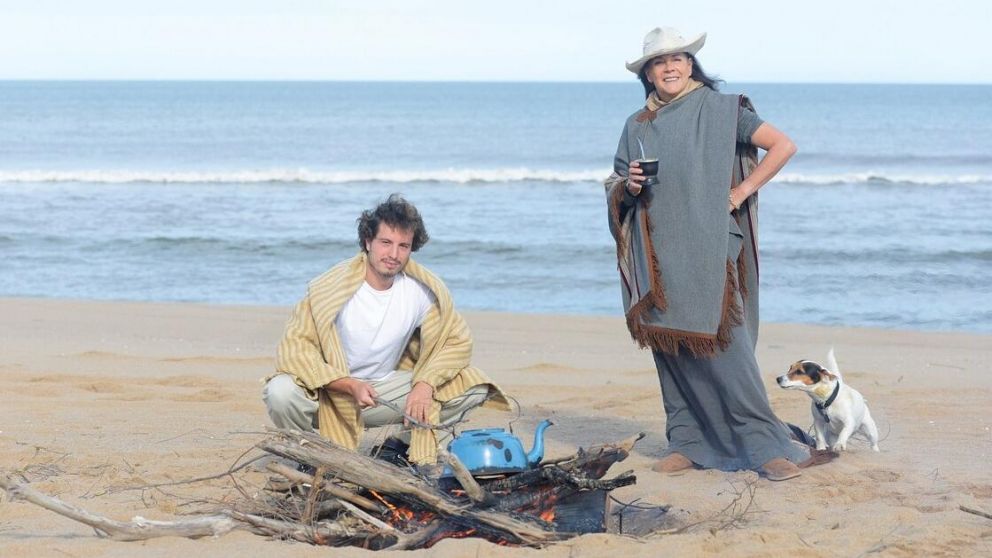 M�nica Gonzaga junto a su hijo Adriano Sessa en la playa.