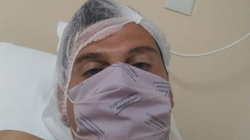 El entrenador pasó dos horas y media en el quirófano.