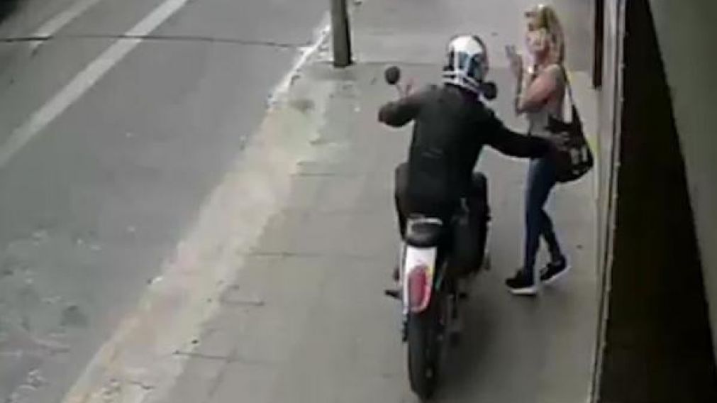 Una mujer muri� tras ser asaltada por un motochorro.