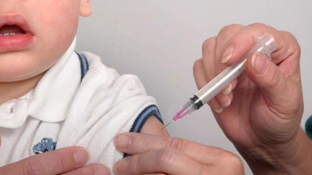 Los laboratorios internacionales comenzaron a ensayar la vacuna contra el COVID-19 en niños.