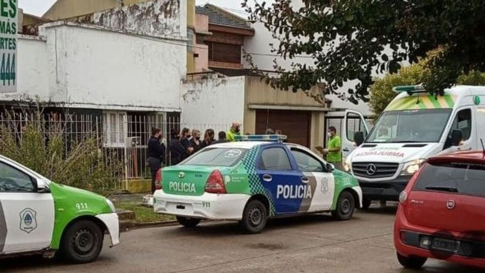 Aterrador: un hombre murió y su padre en sillas de ruedas tuvo que estar varios días junto al cuerpo.