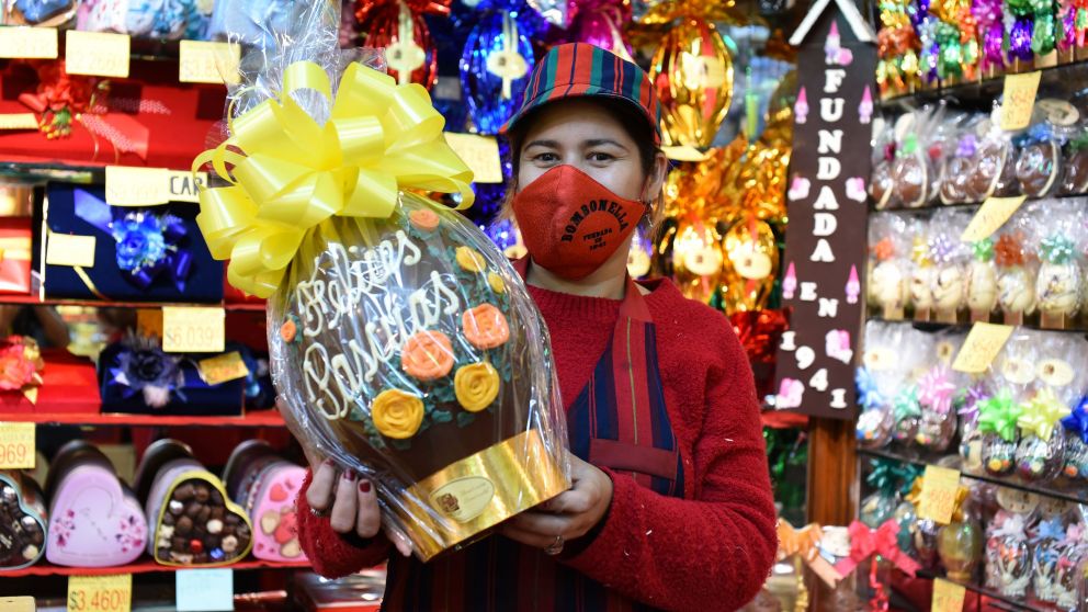 Las panaderías preparan sus estantes con precios para todos los bolsillos. (Jonatan Moreno)