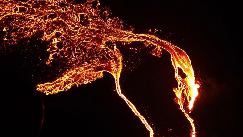 Un río de lava roja fluye en Islandia tras la erupción de un volcán por primera vez en 800 años.