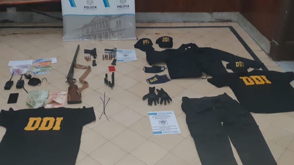 Algunos de los elementos que fueron secuestrados por los pesquisas en los diversos allanamientos.