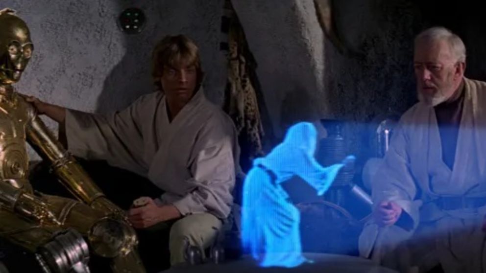 Luke y Obi-Wan escuchan al holograma de la princesa Leia.