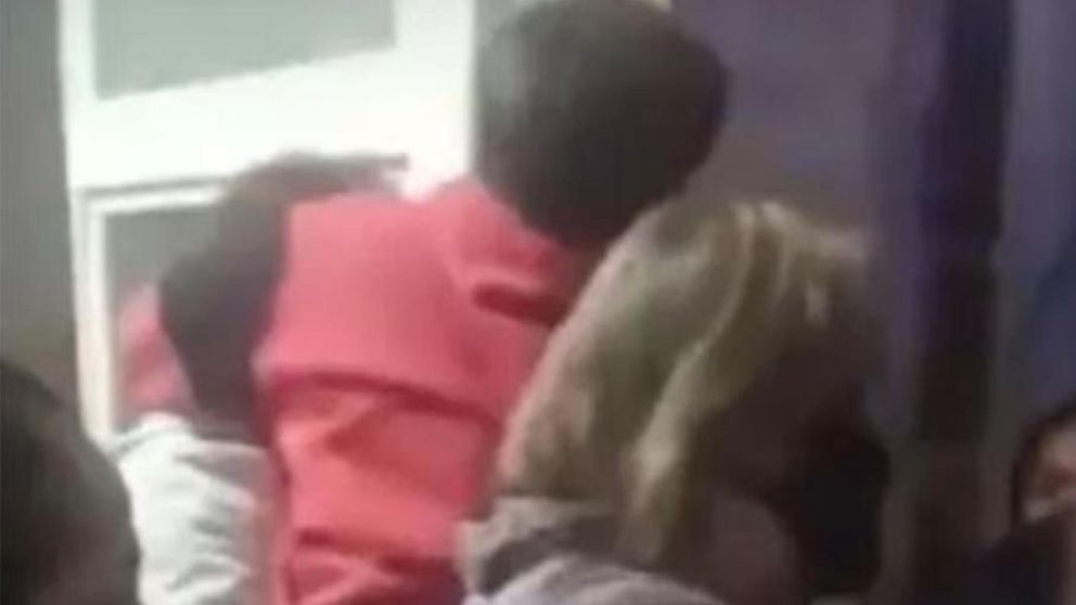 La Justicia dictaminó que el niño vaya a vivir con su padre, pese a las denuncias por abuso (Captura de video).