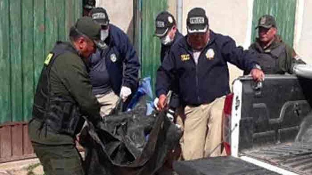 La polic�a retir� el cuerpo del lugar ante la mirada at�nita de los vecinos.