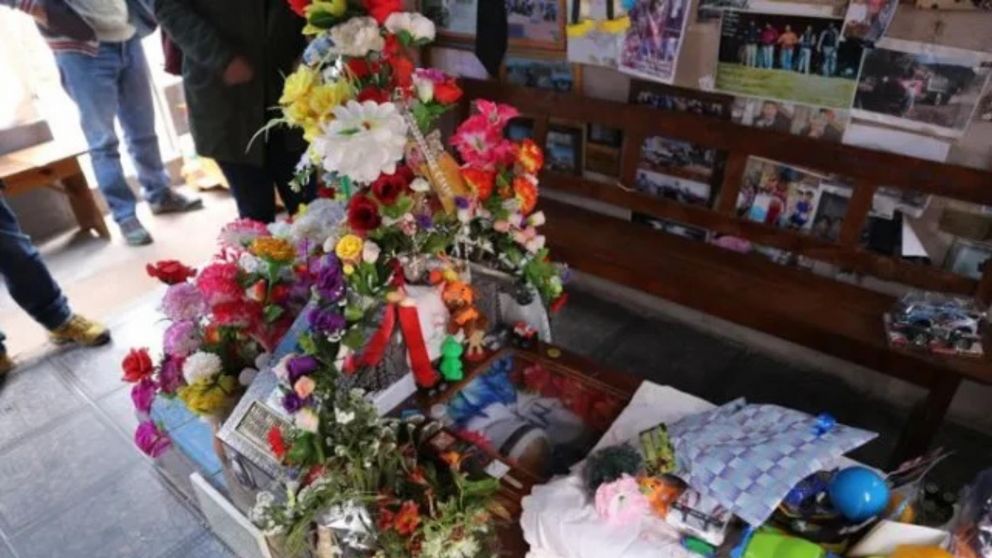 La gente se acerca hasta el ataúd de "Angelito" para hacerle distintos pedidos y dejarle presentes (Gentileza La Capital).