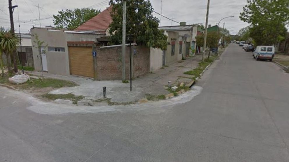 La mujer forcejeó con el hombre y evitó el robo de su hija en la zona de las calles 13 y 153, en Berisso (Google Street View).