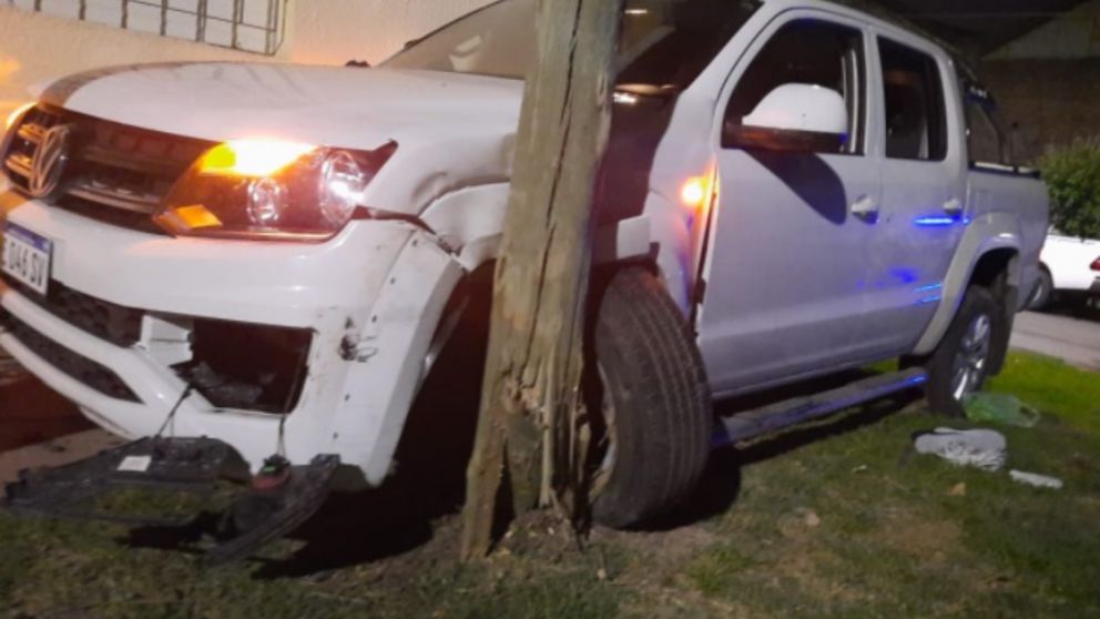 El vehículo robado finalizó incrustado en un poste de alumbrado público, en la localidad de Villa Tesei.
