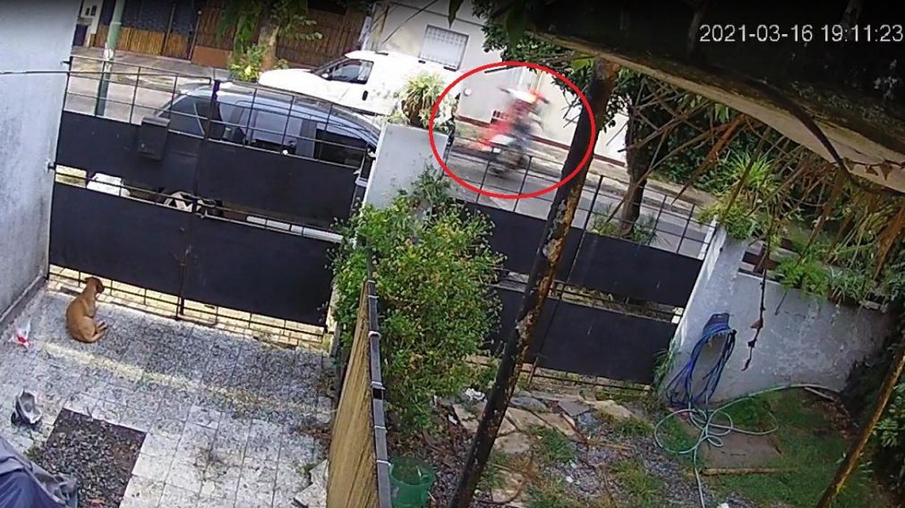 Motociclista hacía "willy" con la moto, chocó a un hombre y lo dejó al borde de la muerte (Captura de video)