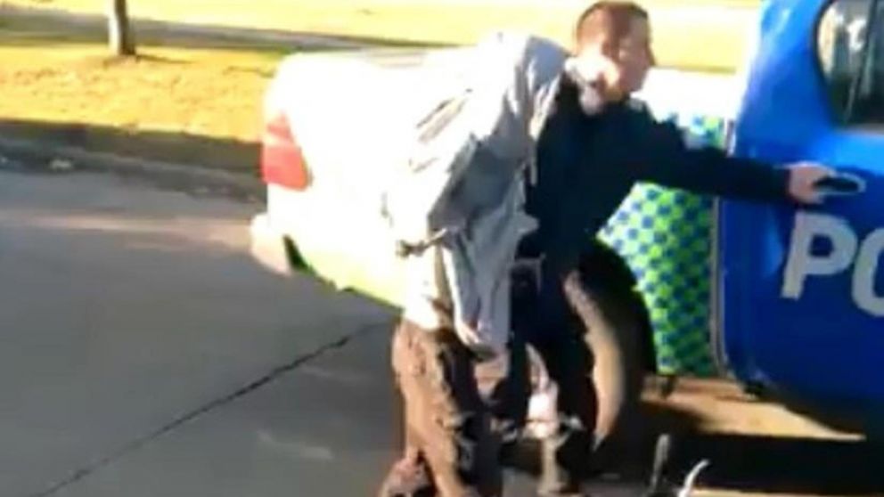 El momento en el que el secuestrador fue ingresado al patrullero (Captura de video).